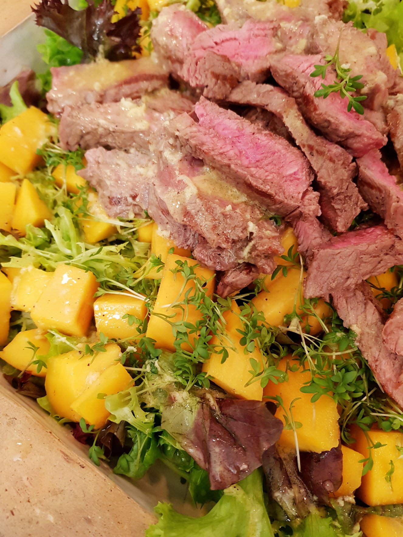 Salat mit Rumpsteak, Mango und Zitrus-Ingwer-Dressing