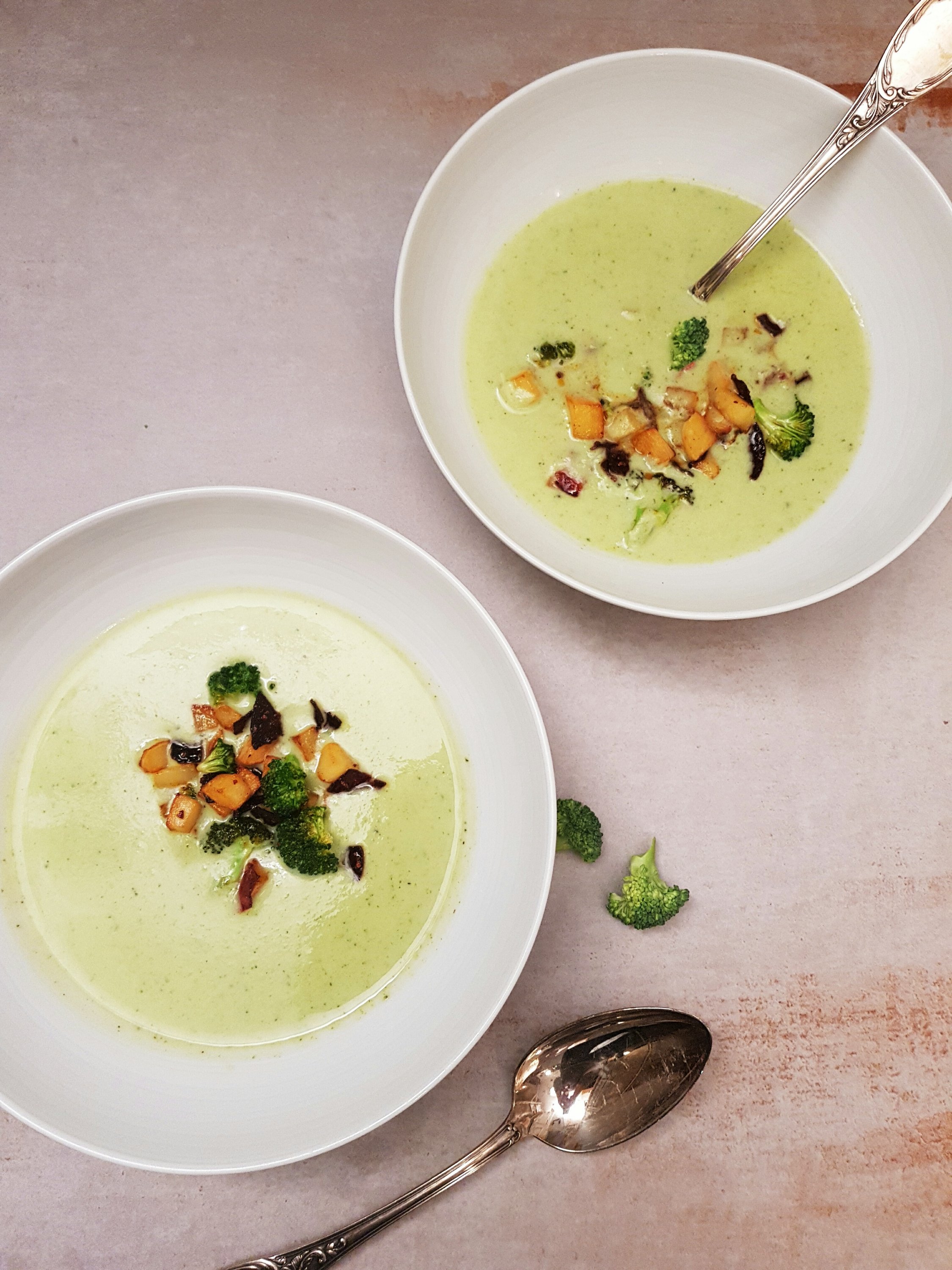 Broccoli-Käse-Suppe mit Ahornsirup und knusprigen Toppings